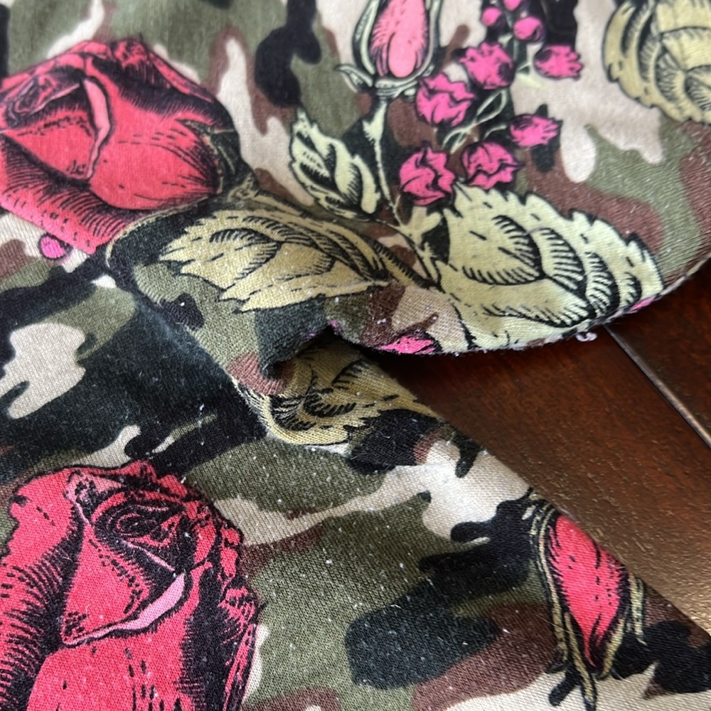 LuLaRoe Perfect T shirt Camo with roses GC Size M 12-18 - Picture 5 of 7